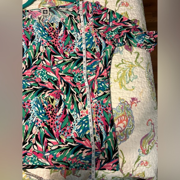 Anne Klein New w/o tag size MED fun print top. - Picture 9 of 9